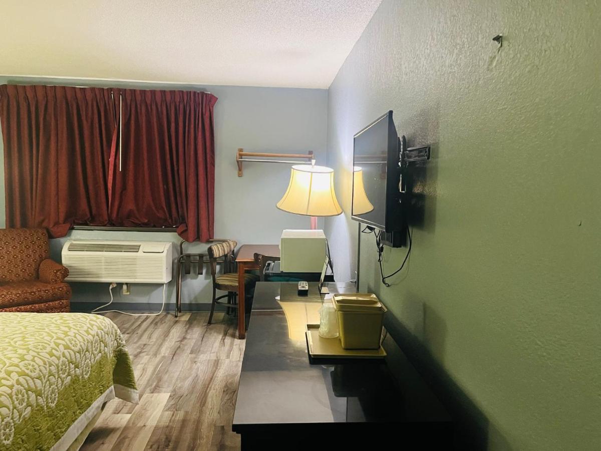 Rodeway Inn Whitehall Buitenkant foto